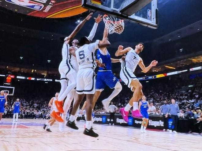 包含奥兰多魔术今晚扳平良机今晨孟菲斯灰熊临场应变，现场解说直呼：NBA季后赛国际比赛日热度飙升的词条